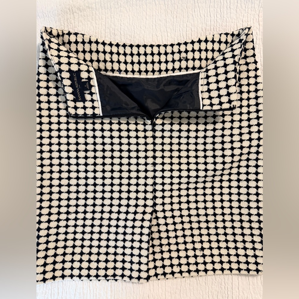 Banana Republic Black & Cream Pattern Pencil Skirt – Timeless Polished Style 🖤 - Picture 6 of 9